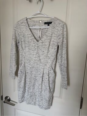 Dynamite Heathered Light Gray Long Sleeve V-Neck Sheath Dress